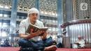 Umat muslim membaca al quran pada bulan Ramadhan di Masjid Istiqlal, Jakarta, Sabtu (25/3/2023).(Liputan6.com/Angga Yuniar)