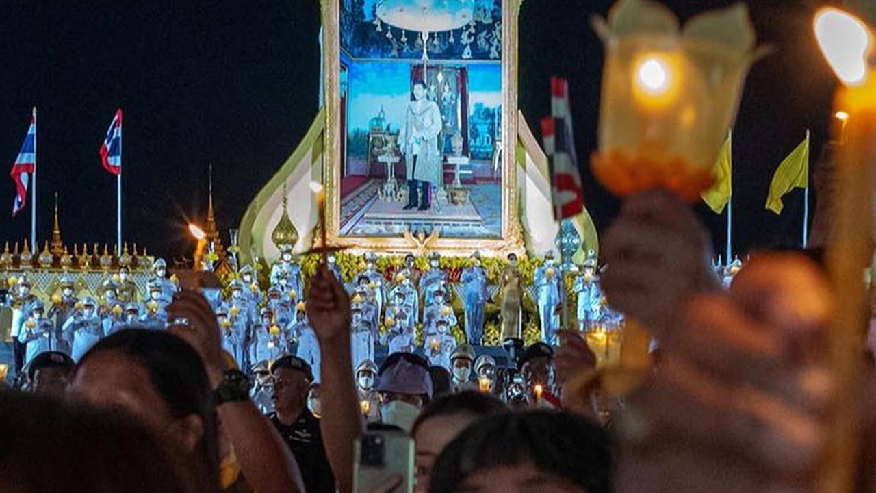 Tak hanya itu, ribuan orang juga memadati bagian luar Grand Palace, Bangkok.