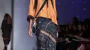 Model membawakan gaun rancangan Ghea Panggabean saat Ikatan Perancang Mode Indonesia (IPMI) Trend Show 2017, Jakarta, Selasa (8/11). Ghea memadukan Budaya Sumatra dan Jawa dalam rancangannya kali ini. (Liputan6.com/Gempur M Surya)