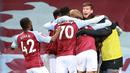 Para pemain Aston Villa merayakan gol penyeimbang 1-1 yang dibuat striker Louie Barry ke gawang Liverpool dalam laga babak ke-3 Piala FA 2020/21 di Villa Park, Birmingham, Jumat (8/1/2021). Aston Villa kalah 1-4 dari Liverpool. (AFP/Hannah McKay/Pool)