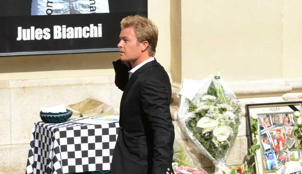 Pembalap F1, Nico Rosberg menghadiri acara pemakaman pembalap asal Prancis, Jules Bianchi di Reparate Katedral Sainte, Nice, Selasa (21/7/2015). Bianchi meninggal akibat kecelakaan di Jepang pada 2014. (REUTERS/Jean-Pierre Amet)
