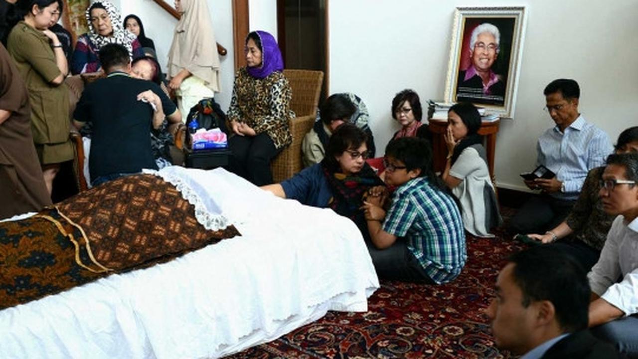 Suasana duka di kediaman Adnan Buyung Nasution