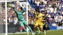 Berkat penampilan apik Dean Henderson di bawah mistar gawang, Chelsea akhirnya harus puas bermain imbang 1-1. (AP Photo/Frank Augstein)