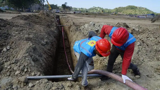 Pekerja sedang mengerjakan infrastruktur kelistrikan di Mandalika. Dok PLN