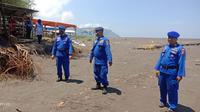 Satpol air Jember lakukan mitigasi bencana banjir rob di Pantai Cemara Puger Jember (Istimewa)