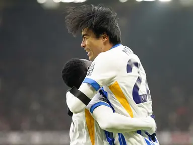 Pemain Brighton, Kaoru Mitoma merayakan golnya ke gawang Manchester United pada laga lanjutan Liga Inggris 2024/2025 yang berlangsung di Old Trafford, Manchester, Inggris, Minggu (19/01/2025). (AP Photo/Dave Thompson)