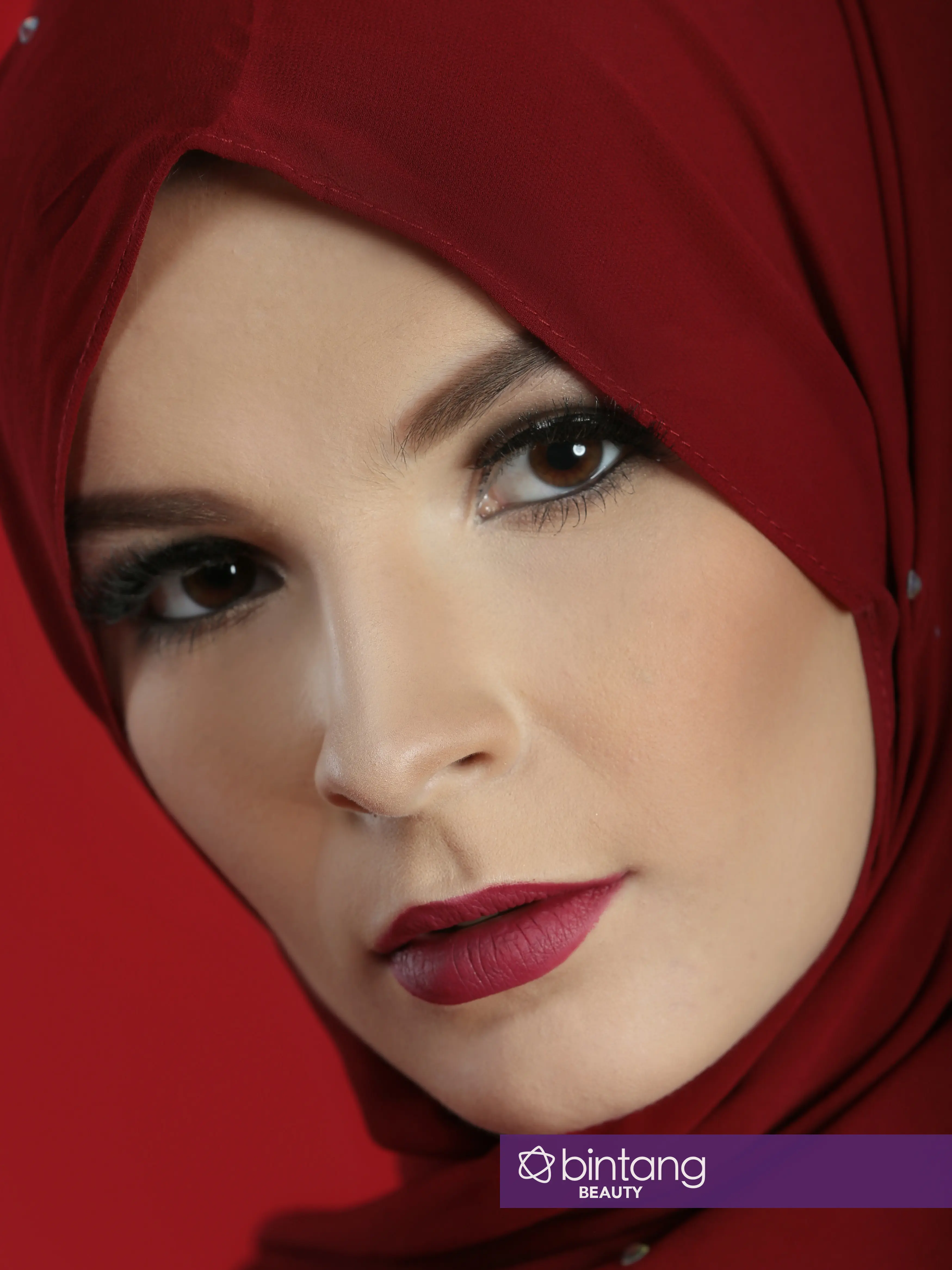 Bukan hanya natural look, tampilan makeup bold di Idul Fitri juga kece kok. (Foto: Bambang E. Ros/Bintang.com, Digital Imaging: Muhammad Iqbal Nurfajri/Bintang.com, Stylish: Indah Wulansari/Bintang.com, Makeup: @lilyrahmanmua, Model: Liliia).