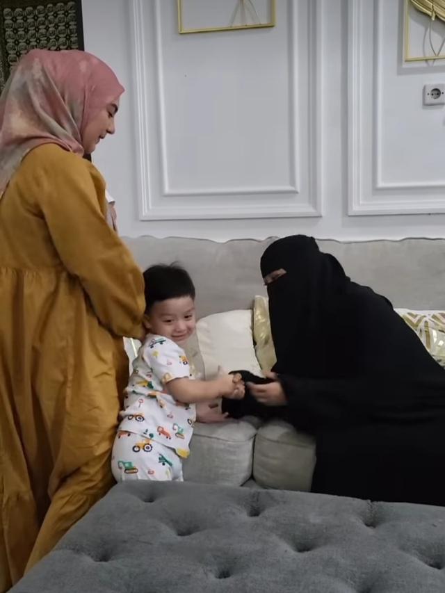 Irish Bella buka puasa Ramadhan di rumah Umi Pipik (Foto: Instagram _ummi_pipik_)