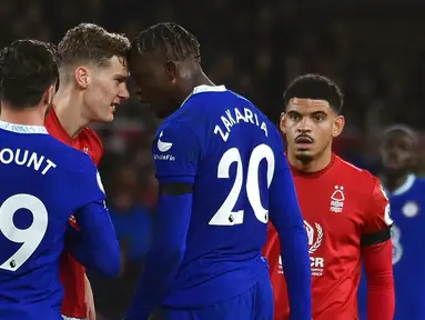 Pemain Nottingham Forest Ryan Yates (kedua kiri) dan pemain Chelsea Denis Zakaria bentrok pada pertandingan sepak bola Liga Inggris di City Ground, Nottingham, Inggris, 1 Januari 2023. Pertandingan berakhir imbang dengan skor 1-1. (AP Photo/Rui Vieira)