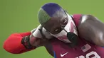 Atlet tolak peluru Amerika Serikat, Raven Saunders saat berlaga di babak kualifikasi pukulan putri di Olimpiade Musim Panas 2020 di Tokyo, Jumat (30/7/2021). Raven Saunders  tampil dengan menggunakan masker musuh Batman, Joker dengan rambut berwarna ungu dan hijau saat berlaga. (AP Photo/Matthias S