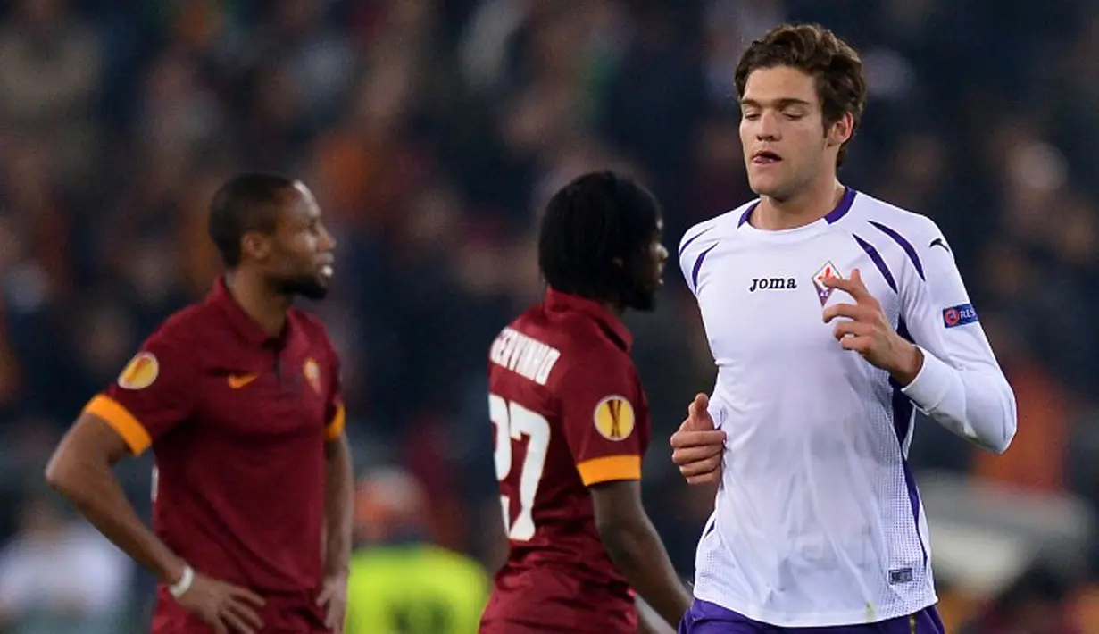 Bek Fiorentina, Marcos Alonso (kanan) merayakan ke gawang Fiorentina pada leg kedua 16 besar Liga Europa di Stadio Olimpico, Roma, Italy (19/3/2015). AS Roma Kalah 0-3 atas Fiorentina. ( AFP PHOTO/Alberto Pizzoli)