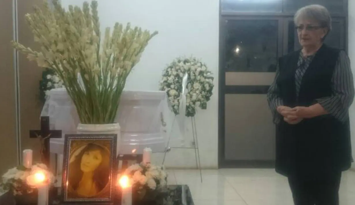 Malam kebaktian penghiburan telah dilaksanakan tadi malam, Kamis (1/6/2017) pukul 19.30 WIB  di Rumah Duka RS Fatmawati, Jakarta Selatan. Terlihat hadir sanak saudara dan sahabat di acara tersebut. (Bambang E.Ros/Bintang.com)