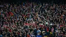 Para suporter Atletico Madrid merayakan kemenangannya usai timnya mengalahkan Barcelona di leg kedua Liga Champions di Vicente Calderon, Madrid, (14/4). Atletico lolos ke semifinal usai mengalahkan Barcelona dengan agregat 3-2. (Reuters/Juan Medina)