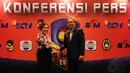 Direktur Program dan Produksi SCM, Harsiwi Achmad (kiri) bersalaman dengan Joko Driyono (Sekjen PSSI) usai konferensi pers jelang turnamen pramusim Surya Citra Media (SCM) Cup 2015, Jakarta, Senin (12/1/2015). (Liputan6.com/Helmi Fithriansyah)