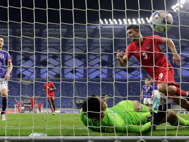 Pemain Kanada Lucas Cavallini melakukan selebrasi usai mencetak gol dari tendangan penalti ke gawang Jepang pada pertandingan persahabatan di Dubai, 17 November 2022. Kanada mengalahkan Jepang dengan skor 2-1. (AP Photo/Christopher Pike)