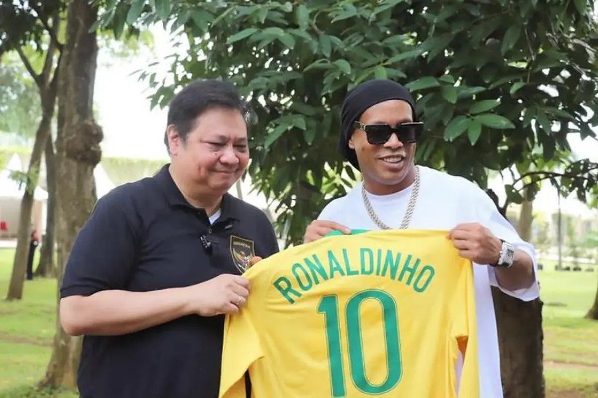 Menko Perekonomian Airlangga Hartarto bersama Ronaldinho