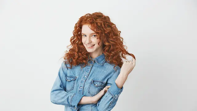 Cara sederhana untuk menambahkan volume pada rambut curly