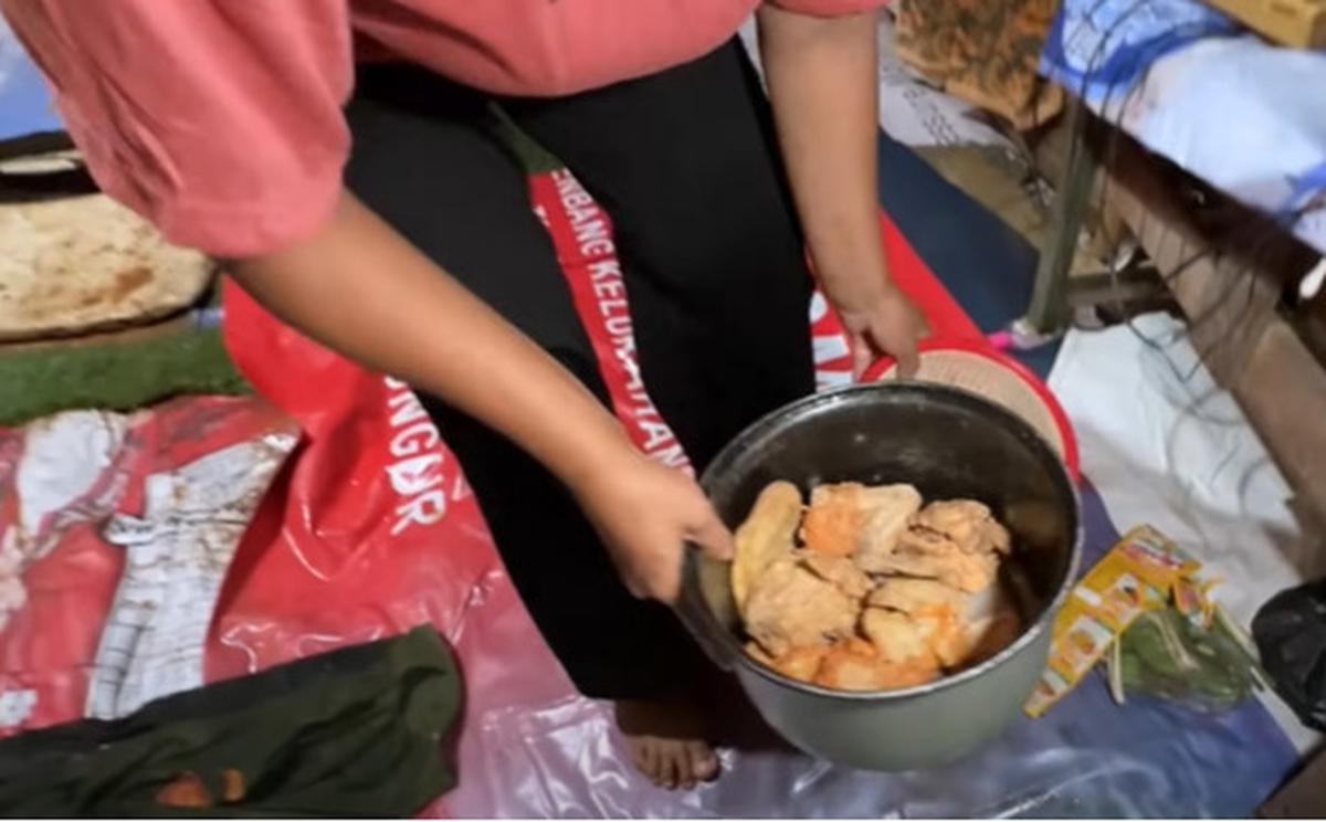 Miris, Wanita Paruh Baya Ini Beli Ayam Bekas Restoran Untuk Menu Makan 'Alhamdulillah, Enggak Pernah Sakit Kuasa Allah'