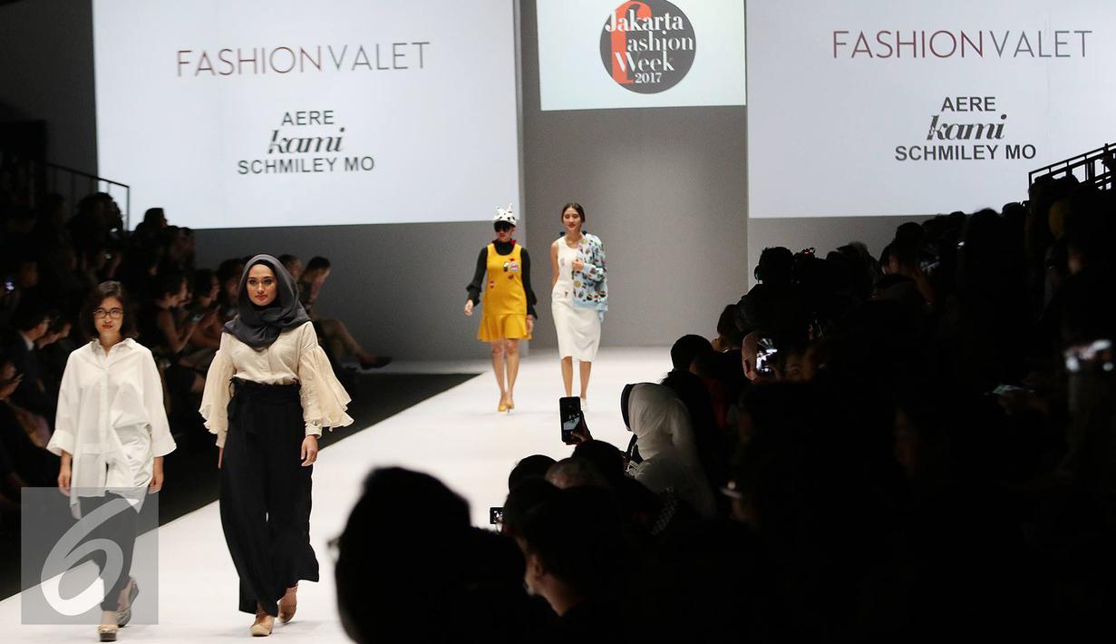 Desainer berjalan didampingi para model dalam acara pembukaan Jakarta Fashion Week 2017 di Senayan City, Jakarta, Sabtu (22/10). (Liputan6.com/Immanuel Antonius)