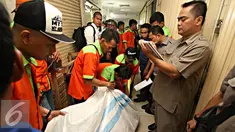 Pedagang dibantu petugas mengemasi barang dagangannya saat dilakukan pengosongan di Pasar Blok F Tanah Abang, Jakarta, Rabu (4/5). Pengosongan dilakukan karena para pemilik kios menunggak pembayaran yang mereka pakai. (Liputan6.com/Immanuel Antonius)