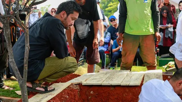 Pemakaman Ibunda Tora Sudiro