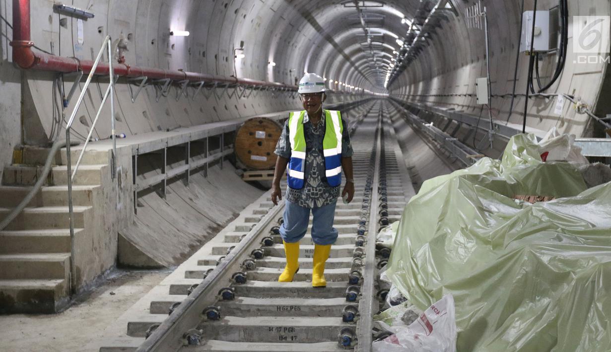Menteri Koordinator Bidang Perekonomian Darmin Nasution memantau pembangunan proyek MRT Jakarta fase I di Senayan, Jakarta, Senin (11/6). Usai berkunjung ke stasiun bawah tanah MRT, Darmin mengungkapkan kekagumannya. (Liputan6.com/Angga Yuniar)