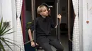 Neil Harbisson, orang pertama di dunia yang memasang antena di tengkoraknya, berpose di Mataro dekat Barcelona pada 23 September 2021. Antena itu memungkinkannya untuk merasakan dan mendengar warna sebagai getaran yang terdengar di dalam kepalanya. (Josep LAGO / AFP)