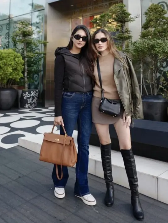 Penampilannya begitu nyentrik dan penuh gaya. Paduan warna bumi mendominasi penampilannya. [Foto: Instagram/ Yasmine Wildblood]