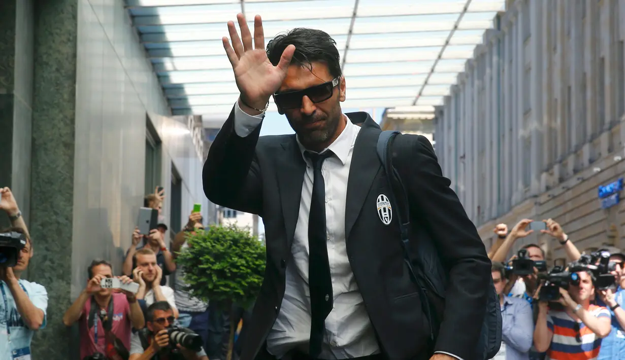Kiper Juventus, Gianluigi Buffon mengunakan kacamata hitam menyapa pengemarnya saat tiba di hotel, Berlin, Jerman (5/62015). Juventus akan menghadapi Barcelona di final Liga Champions di Olympiastadion Berlin. (REUTERS/Michael Dalder)