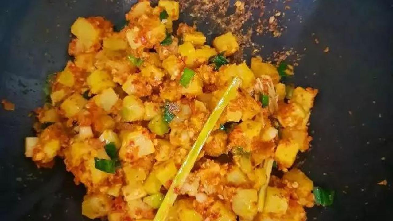 <b>8. Sambal Goreng Kentang Ebi</b>
