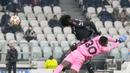 Pemain Juventus Moise Kean (kiri) mencetak gol ke gawang Malmo pada pertandingan sepak bola Grup H Liga Champions di Allianz Stadium, Turin, Italia, 8 Desember 2021. Juventus menang 1-0. (AP Photo/Antonio Calanni)