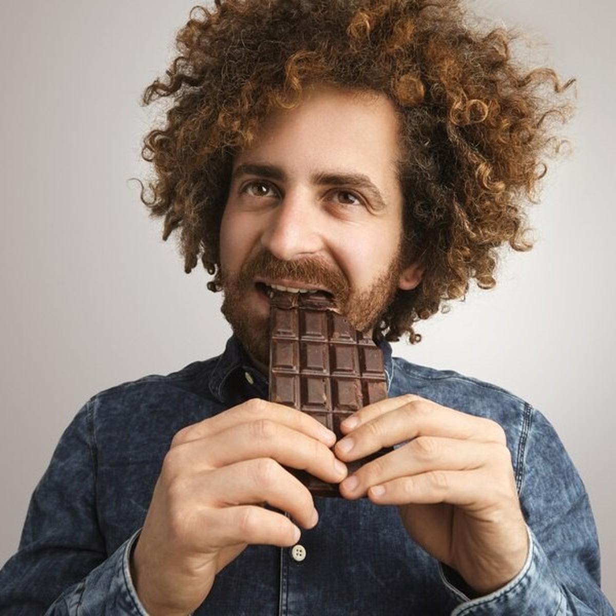Ilustrasi Makan Cokelat