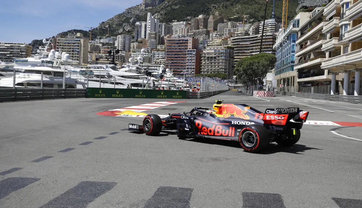 Pembalap Red Bull Sergio Perez menyetir mobilnya saat latihan bebas pertama untuk balapan F1 GP di Sirkuit Monaco, Monaco, Kamis (20/5/2021). F1 GP Monaco akan berlangsung pada 23 Mei 2021. (AP Photo/Luca Bruno)