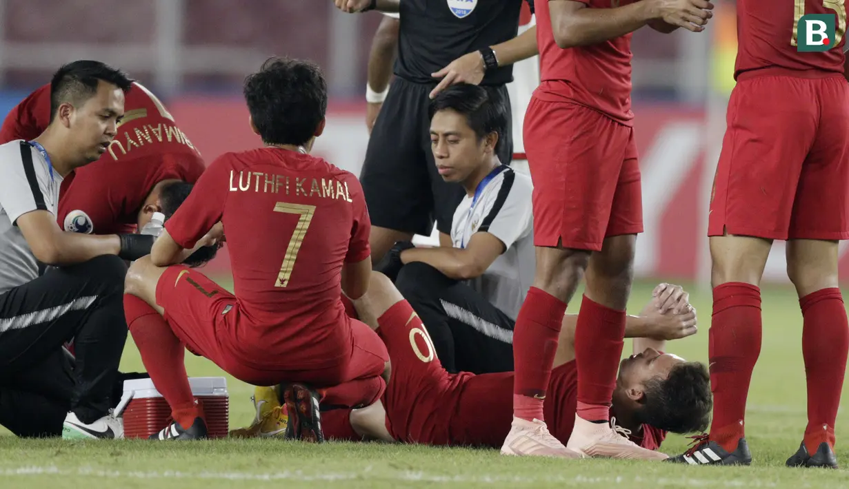 Gelandang Indonesia, Egy Maulana Vikri, mendapat perawatan tim medis usai dilanggar pemain Uni Emirat Arab (UEA) pada laga AFC di SUGBK, Jakarta, Rabu (24/10/2018). Indonesia menang 1-0 atas UEA. (Bola.com/M Iqbal Ichsan)