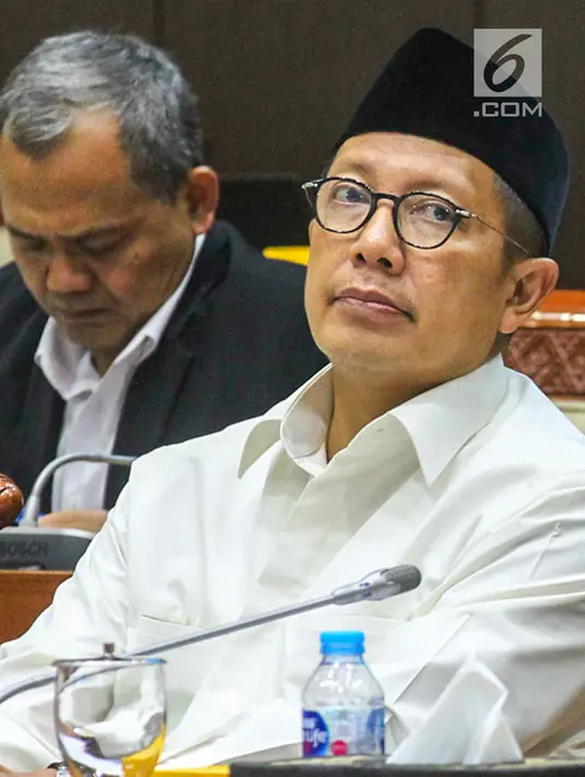 Menteri Agama Lukman Hakim Saifuddin saat mengikuti Rapat Dengar Pendapat (RDP) dengan Komisi VIII DPR RI di Kompleks Parlemen, Senayan, Jakarta, Selasa (23/4). RDP tersebut membahas penambahan jumlah kuota haji tahun 1440 H/ 2019 M. (Liputan6.com/Johan Tallo)