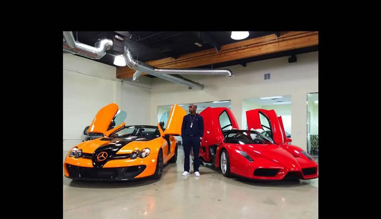 Petinju dunia, Flyod Mayweather berpose di antara dua mobil mewah miliknya. (instagram.com/floydmayweather)