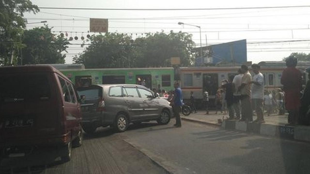 Dihantam commuter line, kaca depan Transjakarta koridor VIII hancur