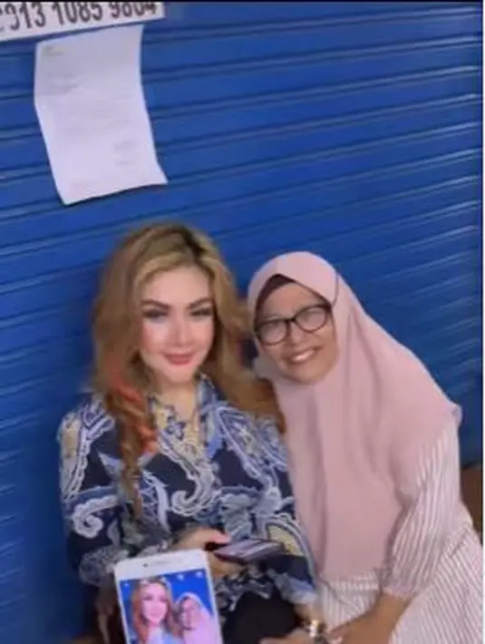<p>Sambil menunggu jahitan rampung, Barbie Kumalasari memilih menunggu di depan kios yang tutup. (Foto: Instagram/@barbiekumalasari)</p>