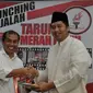 Ketua Umum DPP Taruna Merah Putih Maruarar Sirait (kanan) berjabat tangan dengan Sukur Nababan (kedua kanan) saat peluncuran Majalah Taruna Merah Putih di Jakarta, Kamis (9/7/2015). (Liputan6.com/Johan Tallo)