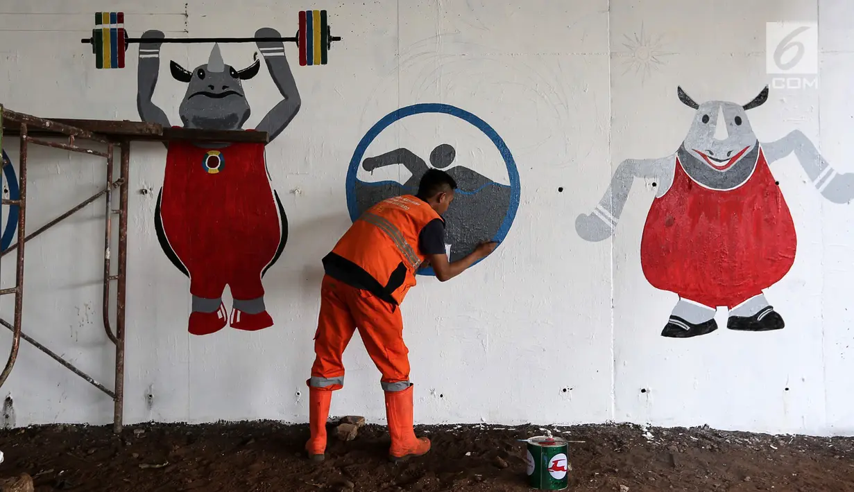 Petugas PPSU Kelurahan Bintaro menggambar mural cabang olahraga renang  Asian Games 2018 di kolong Jembatan Layang Tol Bintaro, Jakarta, Senin (13/8). Mural tersebut untuk sosialisasi dan mendukung perhelatan Asian Games. (Liputan6.com/Fery Pradolo)