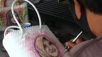 Tas tali kaca kreasi warga Desa Bagorejo, Jember, Jawa Timur ini memiliki desain unik yang digambar dengan teknik airbrush. Harga tas bervariasi tergantung dari jenis dan gambar yang ada. (Foto: Liputan6.com)