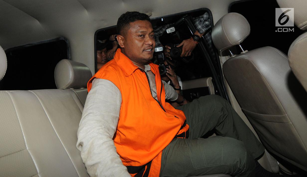 Bupati Buton Selatan Agus Feisal Hidayat masuk ke mobil tahanan KPK seusai menjalani pemeriksaan, Jakarta, Jumat (25/5). Tersangka suap proyek Pemkab Buton Selatan, Agus Feisal ditahan di Rutan Cabang KPK di gedung Merah Putih. (Merdeka.com/Dwi Narwoko)