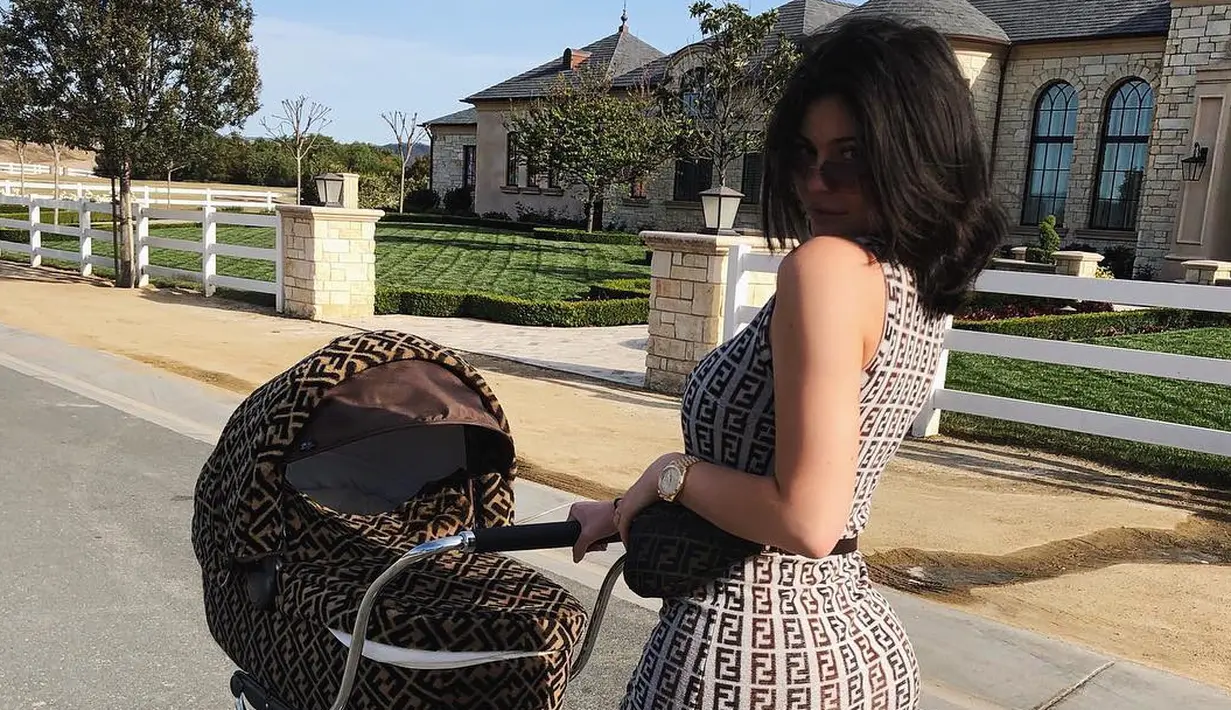 Percaya atau tidak, Kylie Jenner mengira bahwa dirinya kembali hamil usai beberapa minggu melahirkan Stormi. (instagram/kyliejenner)