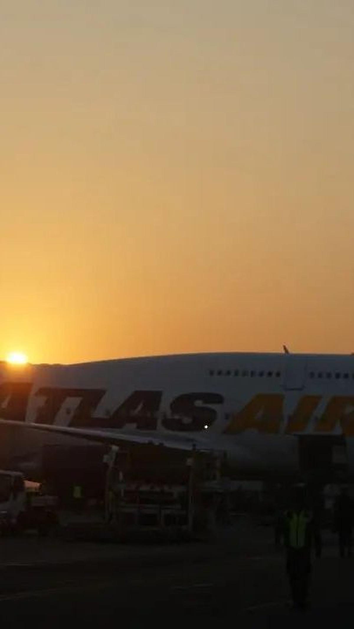 Para tentara ini tiba dengan menggunakan pesawat ygat komersial Atlas Air.
