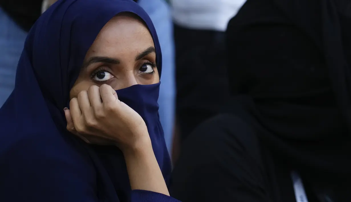 Seorang fans Arab Saudi menunggu dimulainya pertandingan grup C Piala Dunia antara Polandia dan Arab Saudi, di Education City Stadium di Al Rayyan, Qatar, Sabtu, 26 November 2022. (AP Photo/Manu Fernandez)