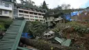 Kondisi rumah peristirahatan yang roboh akibat longsor di kawasan Ciloto, Cianjur, Jawa Barat, Sabtu (31/3). Longsor yang terjadi pada Rabu (28/3) lalu diduga adanya pergerakan tanah sehingga menyebabkan longsor. (Liputan6.com/Helmi Fithriansyah)
