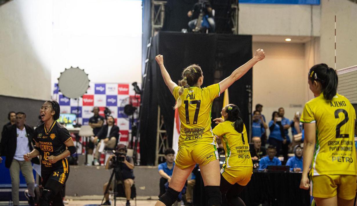 Selebrasi para pemain Gresik Petrokimia Pupuk Indonesia, Siti Romadhani (kiri) dkk setelah mencetak angka saat menghadapi Jakarta Livin' Mandiri pada laga seri ketiga putaran pertama PLN Mobile Proliga 2024 di GOR PSCC, Palembang, Sumatera Selatan, Jumat (10/5/2024). Gresik Petrokimia Pupuk Indonesia menang 3-0 (34-32, 25-19, 25-22). (Dok. PBVSI)