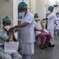 Petugas kesehatan India menerima vaksinasi dosis ketiga untuk COVID-19 di pusat vaksinasi di Mumbai, India (10/1/2022). India pada Senin (10/1) mulai memberikan dosis penguat (booster) vaksin COVID-19 bagi pekerja di lini depan dan lansia yang rentan. (AP Photo/Rajanish Kakade)