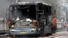 Bus Transjakarta terbakar di koridor 4 di Jalan Guntur, Setiabudi, Jakarta Selatan (8/4).