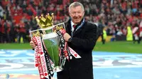 Sir Alex Ferguson Memegang Tropi Liga Premier Inggris. (AFP/Andrew Yates)